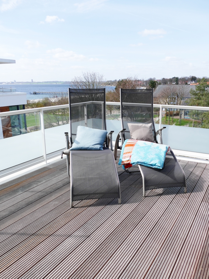 Südwest-Meerblickterrasse mit Liegestühlen