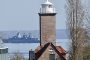 Von der Dachterrasse: Fregatte Bayern passiert Leuchtturm Pelzerhaken.