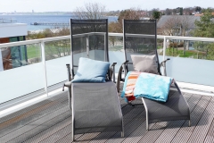 Südwest-Meerblickterrasse mit Liegestühlen